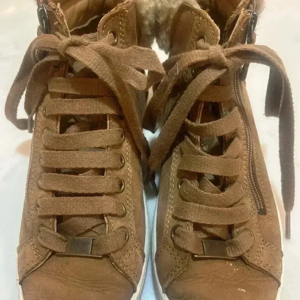 Woman's size 6 Ugg bootie/sneaker chestnut color